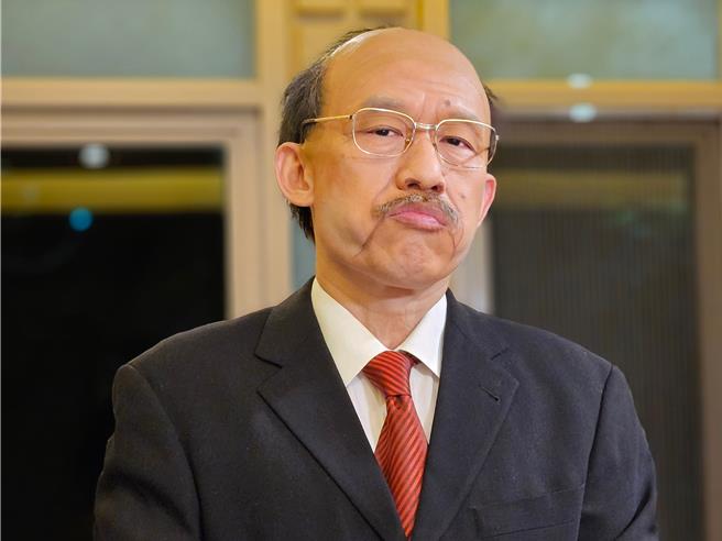 郭子乾巧扮柯建銘拍宣傳片。（金星文創提供）