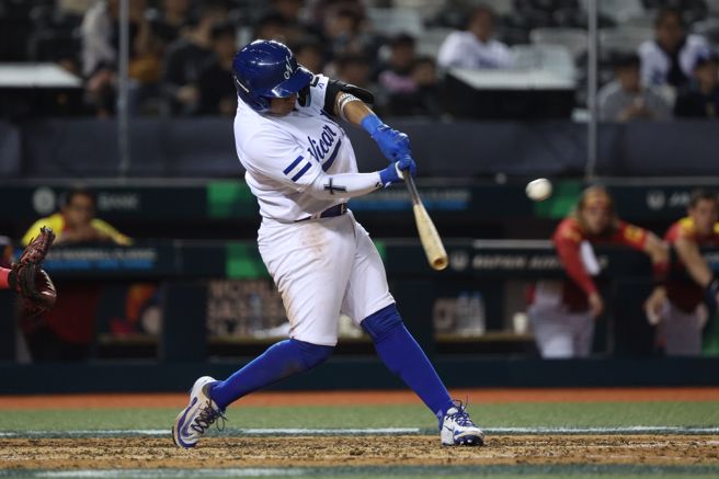 尼加拉瓜的阿列古利亞在10局下擊出再見安打。（杜宜諳攝）