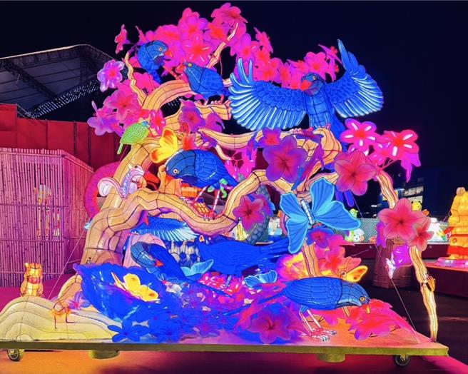 机关团体组灯王法务部矫正署臺南第二监狱作品，蓝羽锦鹊桐花雨，飞舞翩翩入桃源。（吕筱蝉摄）