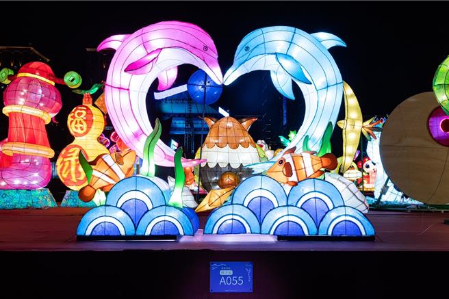 亲子组灯王桃园市新屋区永安国民小学作品，与海中精灵共舞。（吕筱蝉摄）