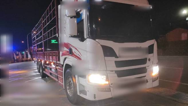 昨21日深夜23時許國道1號南向121.8公里處頭屋路段發生交通事故，一輛小客車疑似突然故障停在中線車道，遭一輛大貨車擦撞。（圖警方提供／簡銘柱翻攝）