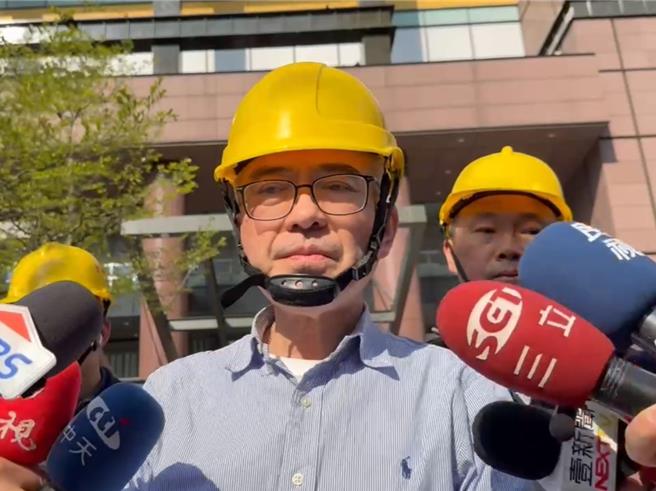 台中新光三越气爆第10天，何时开放人员进出受关注，新光三越营业本部副本部长谢英明22日指出，目前外围搭起围篱准备进行附挂物抢救修復，内部则由专业人员进行安全场勘，确认整座大楼安全无虞后，会尽速开放人员进出。（民眾提供／潘虹恩台中传真）