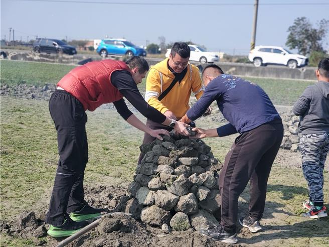 大人堆窑。（周丽兰摄）