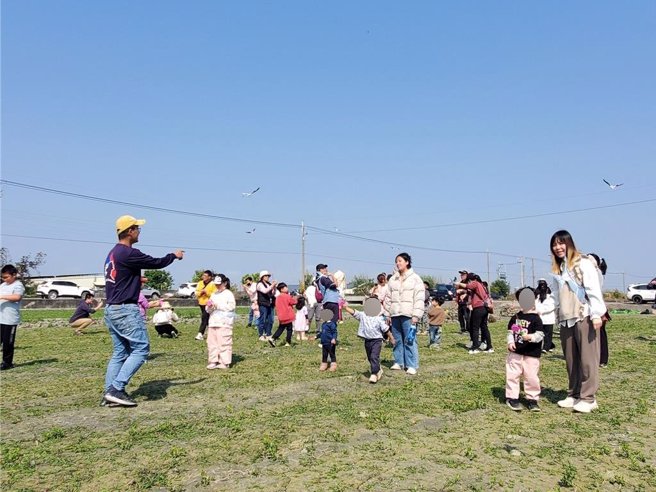 大伙在农田奔跑时，小辫鸻也飞来瞧瞧引起惊呼。（周丽兰摄）