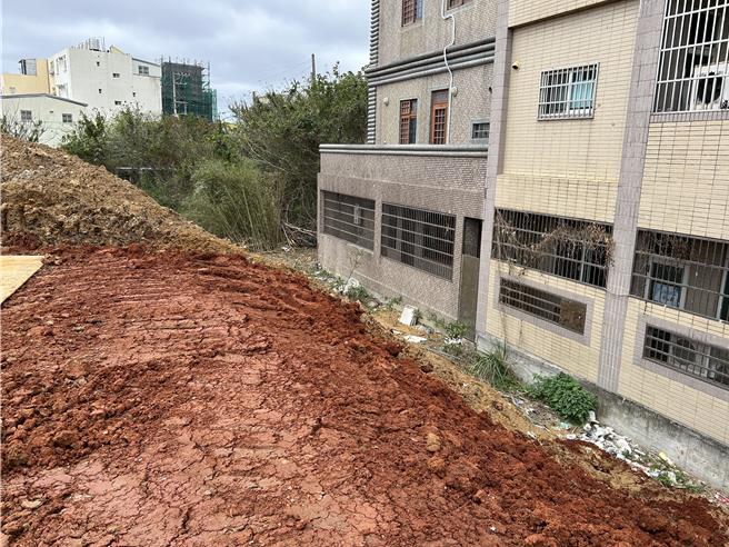 新竹县湖口乡1处都市计画区内的文教区用地，疑遭人弃置废土，由于高度达4公尺，引发附近居民恐慌。（吴淑君提供／王惠慧新竹传真）