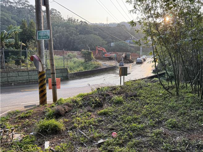 新竹县湖口乡都市计画区外的祥喜路298巷旁、面积约有1180多坪山坡地，也被查获遭滥倒弃土、违法开挖。（吴淑君提供／王惠慧新竹传真）