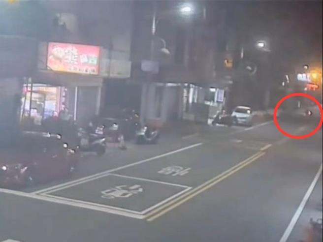 台中市警察局乌日分局瑞井派出所林姓所长21日晚间涉酒后骑车，约11时36分行经游园南路时与董姓骑士发生碰撞，经酒测，林姓所长酒测值高达0.76毫克，依公共危险罪移送台中地检署侦办。（民眾提供／潘虹恩台中传真）