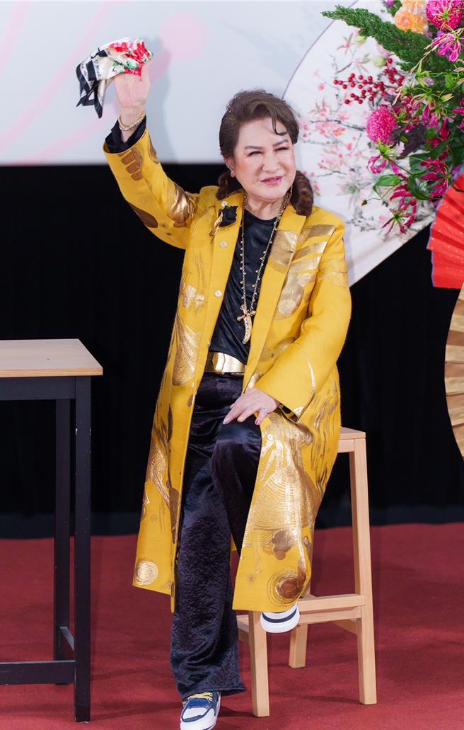 楊麗花身穿手工訂製金黃色長版大衣，宛如龍袍加身。（吳松翰攝）