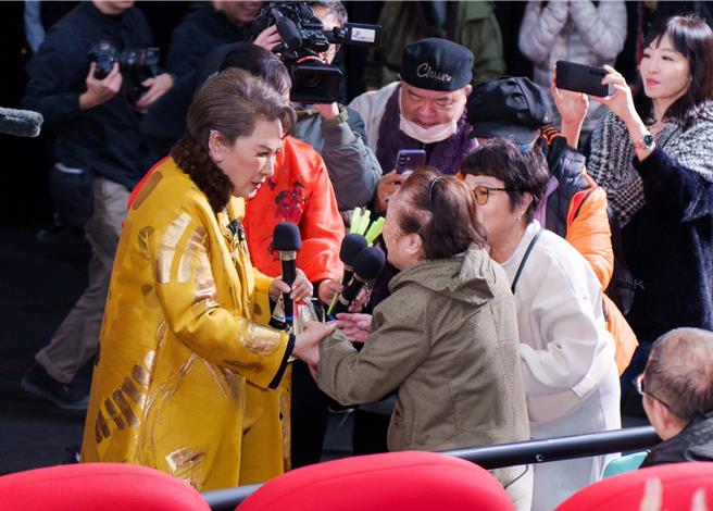 91歲高齡奶奶，看到偶像楊麗花站起來。（吳松翰攝）