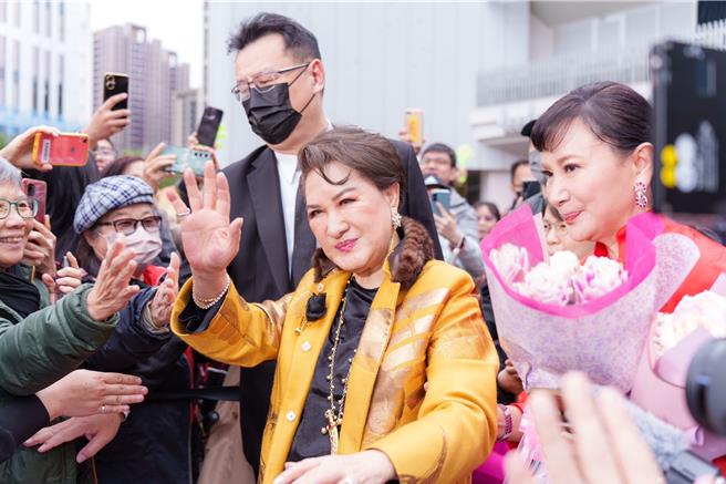 楊麗花開心見戶外粉絲。（吳松翰攝）