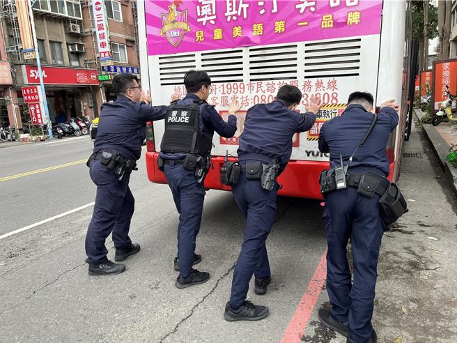 桃園市龜山區21日下午有公車拋錨在路中央，司機疏散乘客後擔心阻礙交通求助警方，線上巡邏員警到場評估後向所內同仁求援，5名員警使勁推想協助公車移置路旁安全處，民眾見狀紛紛上前協助警方，在警民合作下終於順利推動十幾噸的公車，也讓路口交通恢復順暢。（翻攝照片）