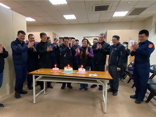 台湾灯会默默付出，平镇义交中队长彭荣娇率队无私奉献，平镇警分局同仁在繁忙的勤务之余特别为她举办庆生会。(警方提供／吕筱蝉桃园传真)