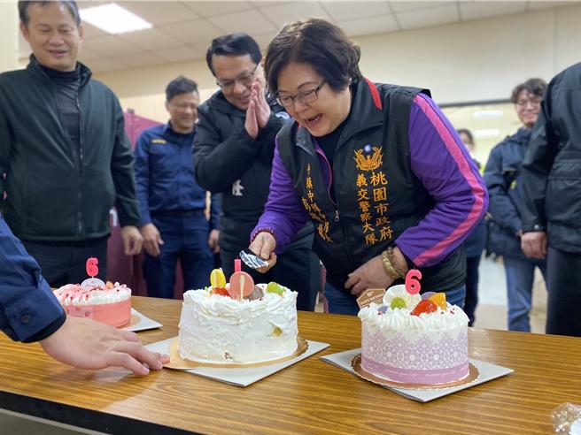 台湾灯会默默付出，平镇义交中队长彭荣娇率队无私奉献，平镇警分局同仁在繁忙的勤务之余特别为她举办庆生会。(警方提供／吕筱蝉桃园传真)