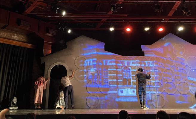 布景倒塌后，工作人员赶紧上台扶起布景，卓文萱关心工作人员安危。（林淑娟摄）