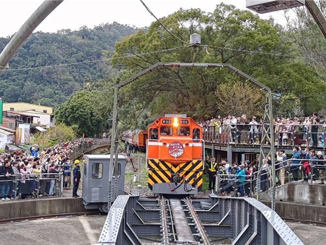 内湾车站旁的转车盘操作环节。（台铁公司提供／蔡明亘台北传真）