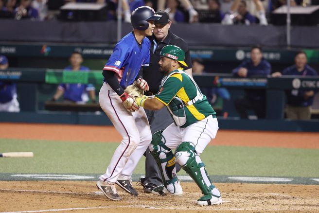 八局上中华队王博玄从二垒奔三垒再急衝本垒时遭到刺杀。（杜宜谙摄）