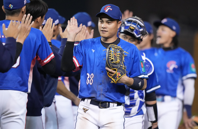 有网友计算，宋晟睿仅花15秒就跑回本垒，惊讶形容是「外野小跑车」。（图／棒协提供）