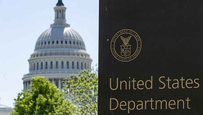 川普精簡聯邦政府人力，恐將影響「晶片法案」補助計畫的執行。圖／美聯社