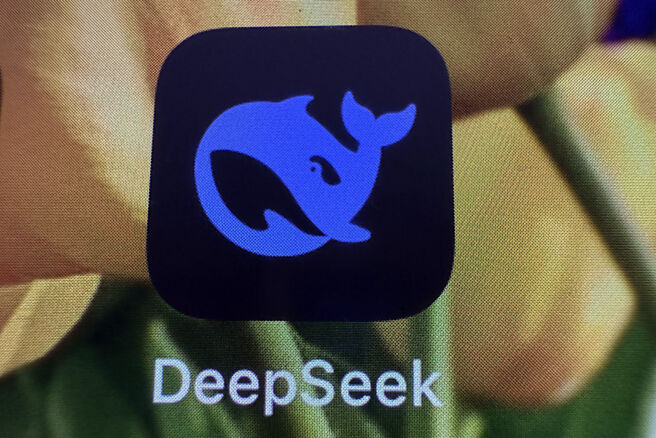 Deepseek低价模型崛起，使AI训练成本跟时间将大幅下降，带动AI手机、AI PC普及，并能降低使用者订阅AI工具费用，今年AI机种渗透率将优于预期。图／美联社