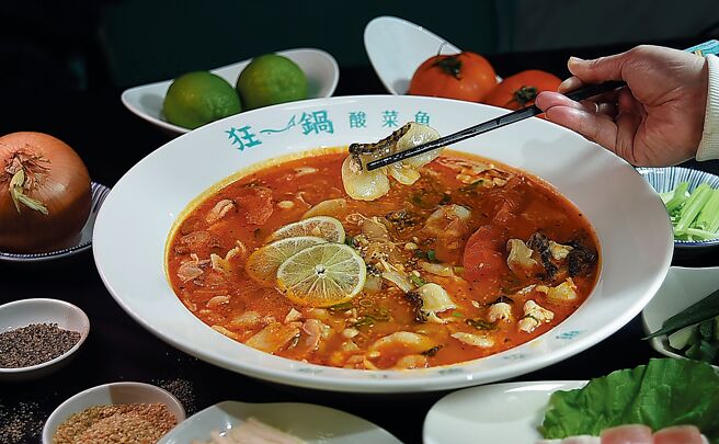 「邦香四溢番茄鮮」的湯頭是以雞、豬骨與大量蔬菜熬製基底，再加入番茄醬、洋蔥、芹菜、大蔥熬煮，上桌前再放檸檬片增香。圖／姚舜．樂多多集團