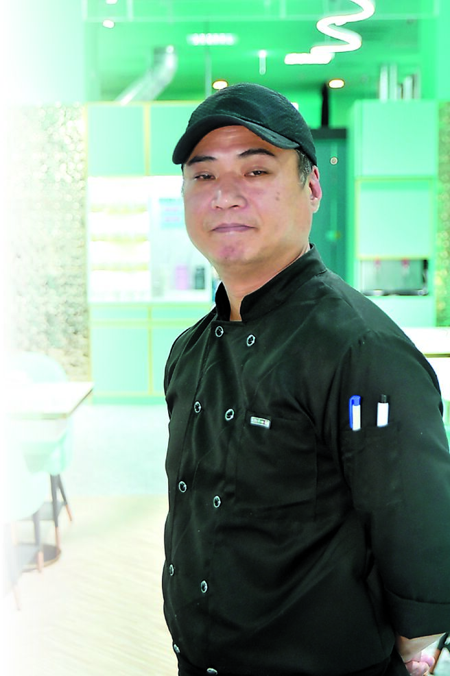 「狂一鍋酸菜魚」的研發主廚張庭豪。圖／姚舜．樂多多集團