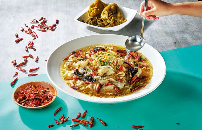 「狂一鍋酸菜魚」主打「蕭鼓傳情酸菜魚」，並標榜「一口酸菜一口魚」。圖／姚舜．樂多多集團