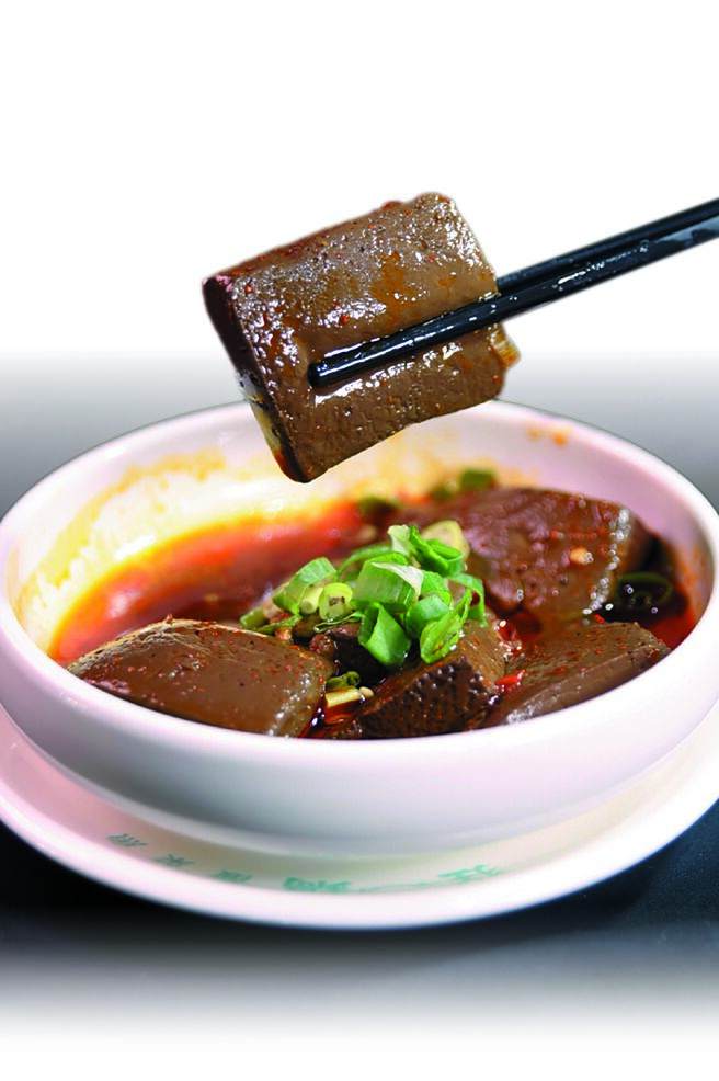 「狂一鍋酸菜魚」菜單內有「鴨血」，香辣入味並帶有一點甜度。圖／姚舜．樂多多集團