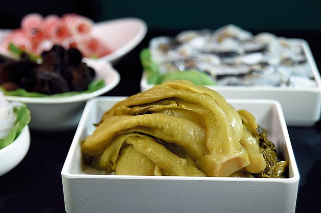 「狂一鍋酸菜魚」湯頭內的酸菜，來自雲林大埤，酸香濃郁會回甘、口感脆嫩又開胃。圖／姚舜．樂多多集團