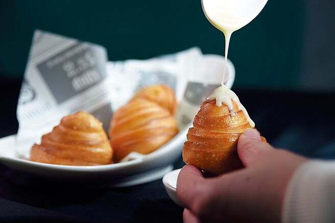 「狂一鍋酸菜魚」菜單內有「炸銀絲卷」，可吸湯汁享用，也可沾淋煉乳當甜點吃。圖／姚舜．樂多多集團