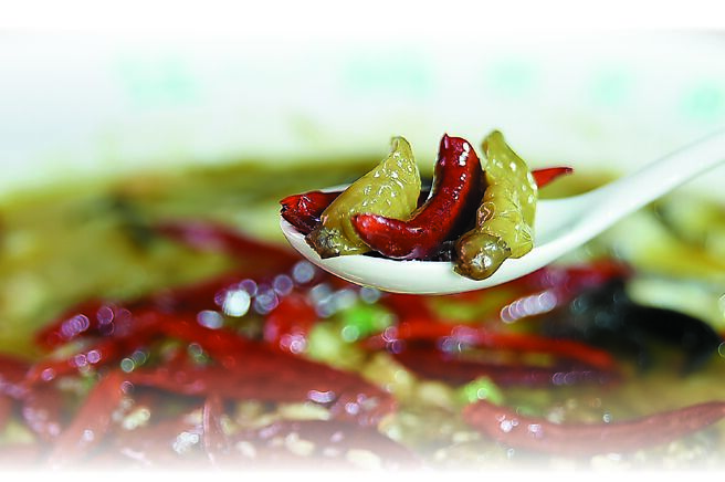 「狂一鍋酸菜魚」備有辣度是一般辣椒2～3倍的「泡野山椒」，供嗜辣食客加味用。圖／姚舜．樂多多集團