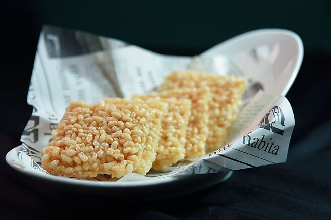 「狂一鍋酸菜魚」菜單內有「鍋巴」，可將之浸入湯內吸飽了湯汁後吃食。圖／姚舜．樂多多集團