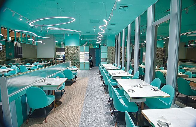 「狂一鍋酸菜魚」的裝潢設計是以Tiffany Blue為主色調。圖／姚舜．樂多多集團