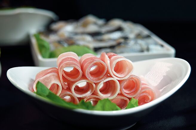 「狂一鍋酸菜魚」的大盆中有烏鱧魚片、川耳、腐竹、寬粉，以及培根豬肉片。圖／姚舜．樂多多集團