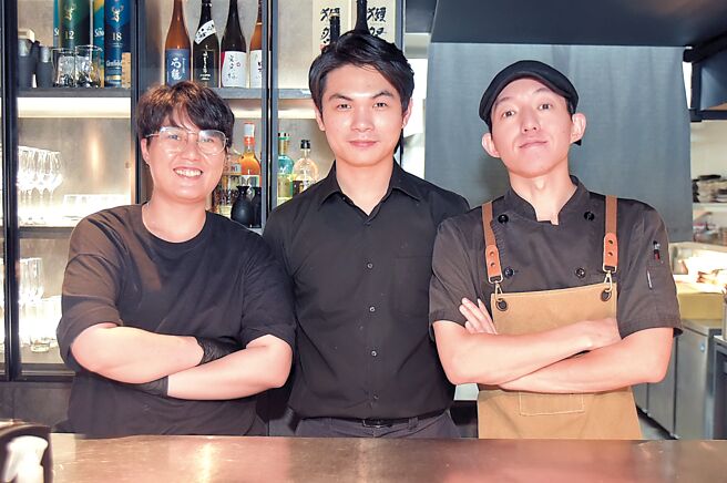 「青杉烧肉」的主人严翊宸（中）与内场团队成员，都曾在名店歷练。图／姚舜