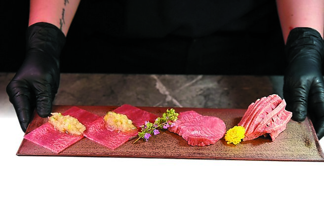 台北东区「青杉烧肉」推出午间限定牛舌套餐，其中有取自澳洲Blackmore顶级纯血和牛，三种厚度牛舌共陈的「三种牛舌盛合」只卖580元，完全满足牛舌控欲望。图／姚舜