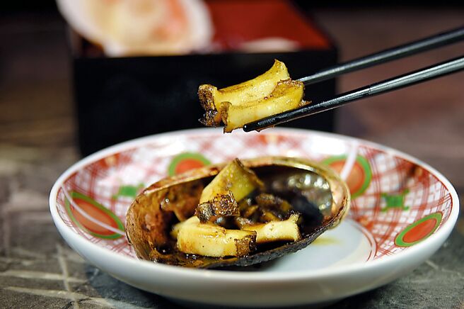 「青杉烧肉」的「炭烤鲍鱼」，表面微焦酥香，肉质Q弹带有脆度。图／姚舜