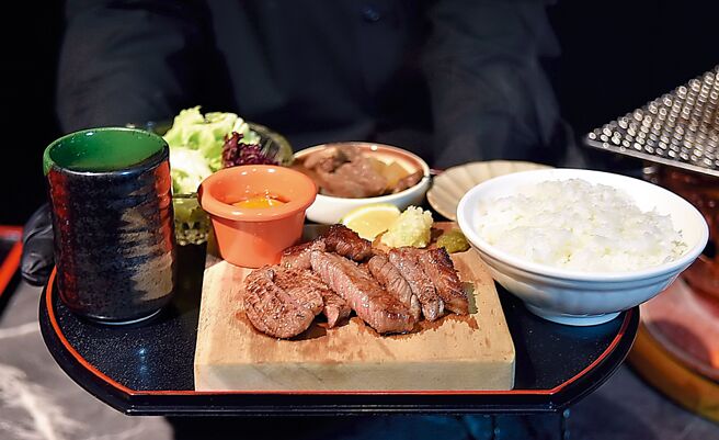 「A5和牛＋M9牛舌组合」套餐订价480元，日本A5和牛后腰翼板（左）炭烤后有明显「和牛香」，口感带有咬劲却又软嫩多汁。图／姚舜