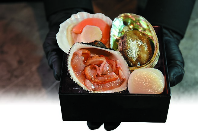 在台北东区的「青杉烧肉」，后场设有海水鱼缸，是台北首家供应炭烤活体海鲜的日式烧肉店。图／姚舜