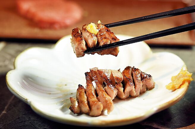 品尝「青杉烧肉」直火炭烤的「老饕牛舌」，口感软Q，可以搭配带点甜味与柚香的「柚子味噌」提味。图／姚舜