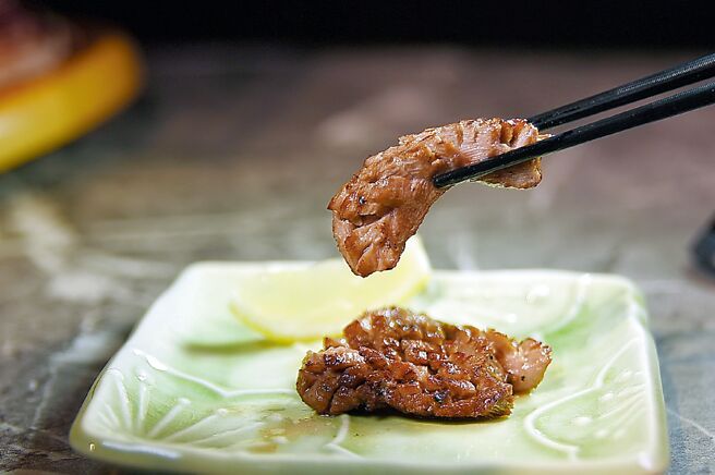 「青杉烧肉」的炭烤「最高CP值牛舌中段」，口感有嚼劲，可以日本藻盐提味。图／姚舜