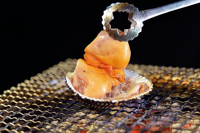 在台北东区「青杉烧肉」，可以尝到带壳炭烤的赤贝。图／姚舜