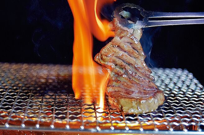 「青杉烧肉」的直火炭烤「老饕牛舌」，会将表面烤得微焦，让客人吃出焦香。图／姚舜