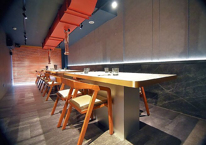 台北东区「青杉烧肉」的大包厢，有16个客席座位。图／姚舜