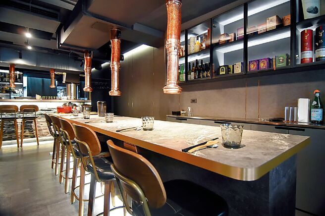 开在台北东区的「青杉烧肉」，规画有不同的用餐区，图中吧台区可坐6人。图／姚舜