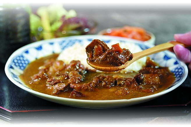 「青杉烧肉」的午间限定「牛舌咖哩」套餐的咖哩，是用澳洲谷饲牛牛舌和肋条，加入大量蔬菜与辛香料炖煮，每份订价220元，非常超值。图／姚舜