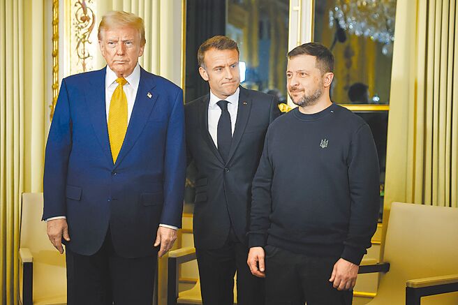 法国总统马克宏拟访问华府。他称，若让乌克兰落入俄国手中，会对北京释放危险的战略讯号。图为2024年12月7日，美国总统川普（左）、法国总统马克宏（中）和乌克兰总统泽伦斯基（右）于巴黎合影。（美联社）