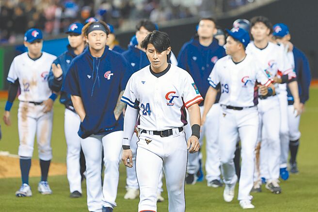 2026第六届世界棒球经典赛资格赛A组赛事21日开战，由中华队对上西班牙，中华队陈杰宪（中）带着凝重神情走回休息室。（杜宜谙摄）