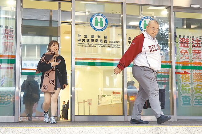 健保30年财务面临挑战，专家提出「适度调高保费」、「优化支付制度」、「加速新疗法纳保」3大改革，让健保真正迎向永续。图为民眾前往健保署洽公。（邓博仁摄）