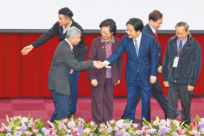 赖清德总统（前右二）21日出席「健保30周年永续研讨会」开幕式，与前卫生署长杨志良（前左）、张博雅（前左二）、叶金川（右）等人握手致意。（邓博仁摄）