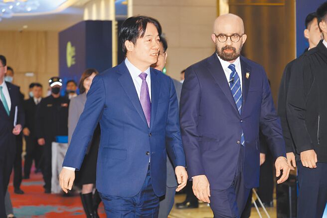 前乌克兰国会议员霍普科21日强调乌克兰人不反对选举，但忧亲俄政权上台。图为哈利法克斯论坛主席范普拉（右）迎接赖清德总统入场。（本报资料照片）